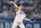 【天罰か?】小池百合子、プロ野球の始球式で膝を剥離骨折　全治2カ月の診断