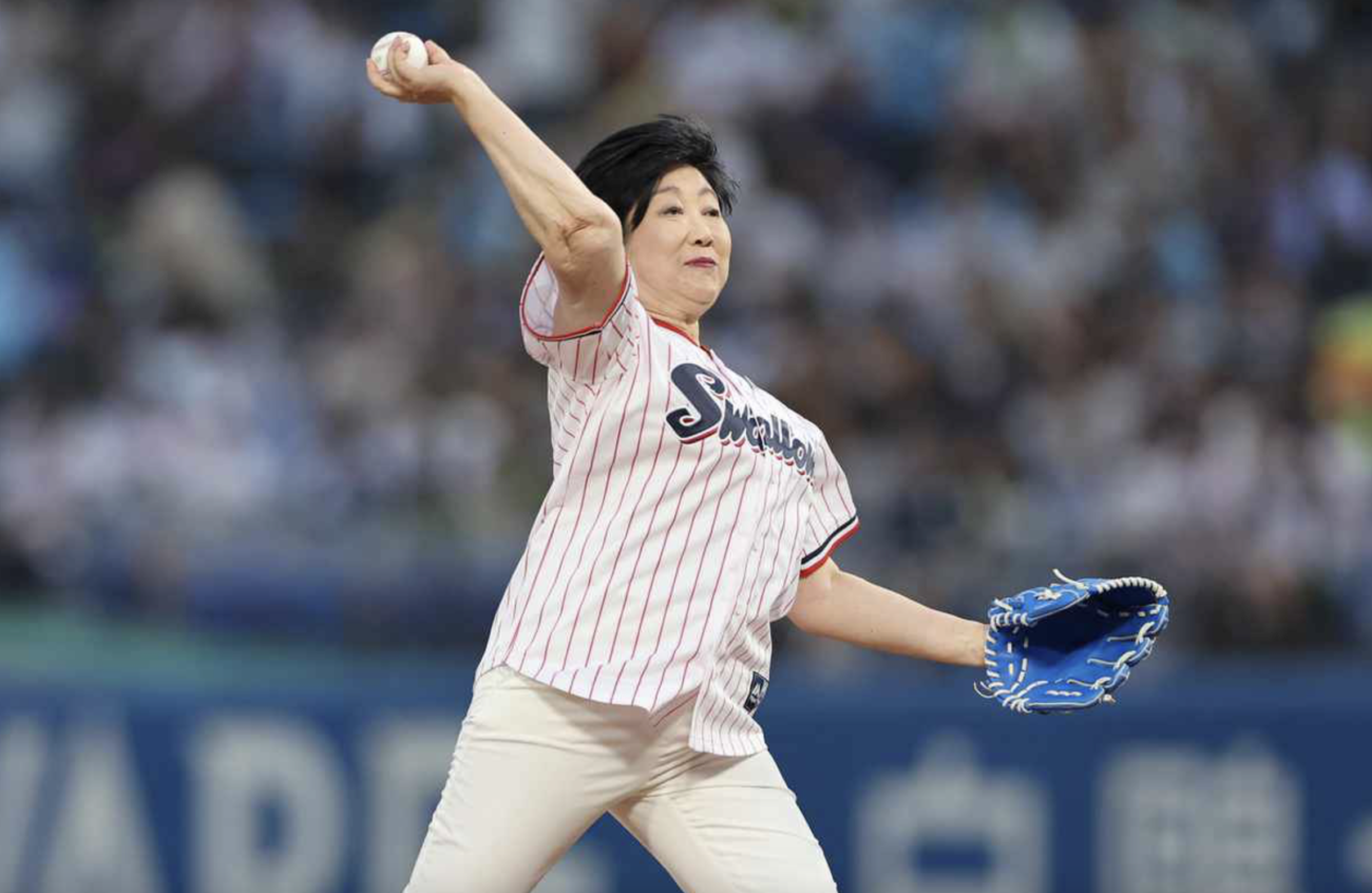 【天罰か?】小池百合子、プロ野球の始球式で膝を剥離骨折　全治2カ月の診断