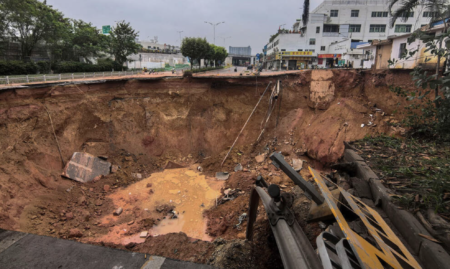 【穴ぼこだらけ】中国深圳市、高速鉄道の工事現場が陥没　作業員13人が行方不明　強引な都市開発により、一帯で地盤沈下や陥没事故が相次ぐ