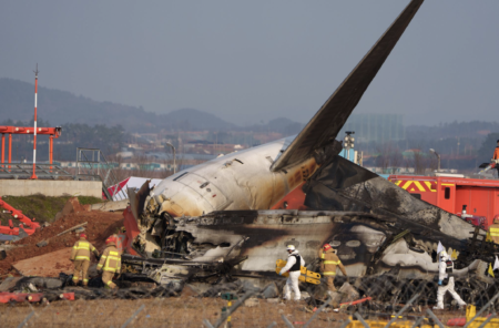 韓国の旅客機、車輪出ず胴体着陸で壁に衝突　乗客181人中179人が死亡　同日にノルウェーとカナダでも滑走路を逸脱する事故が発生