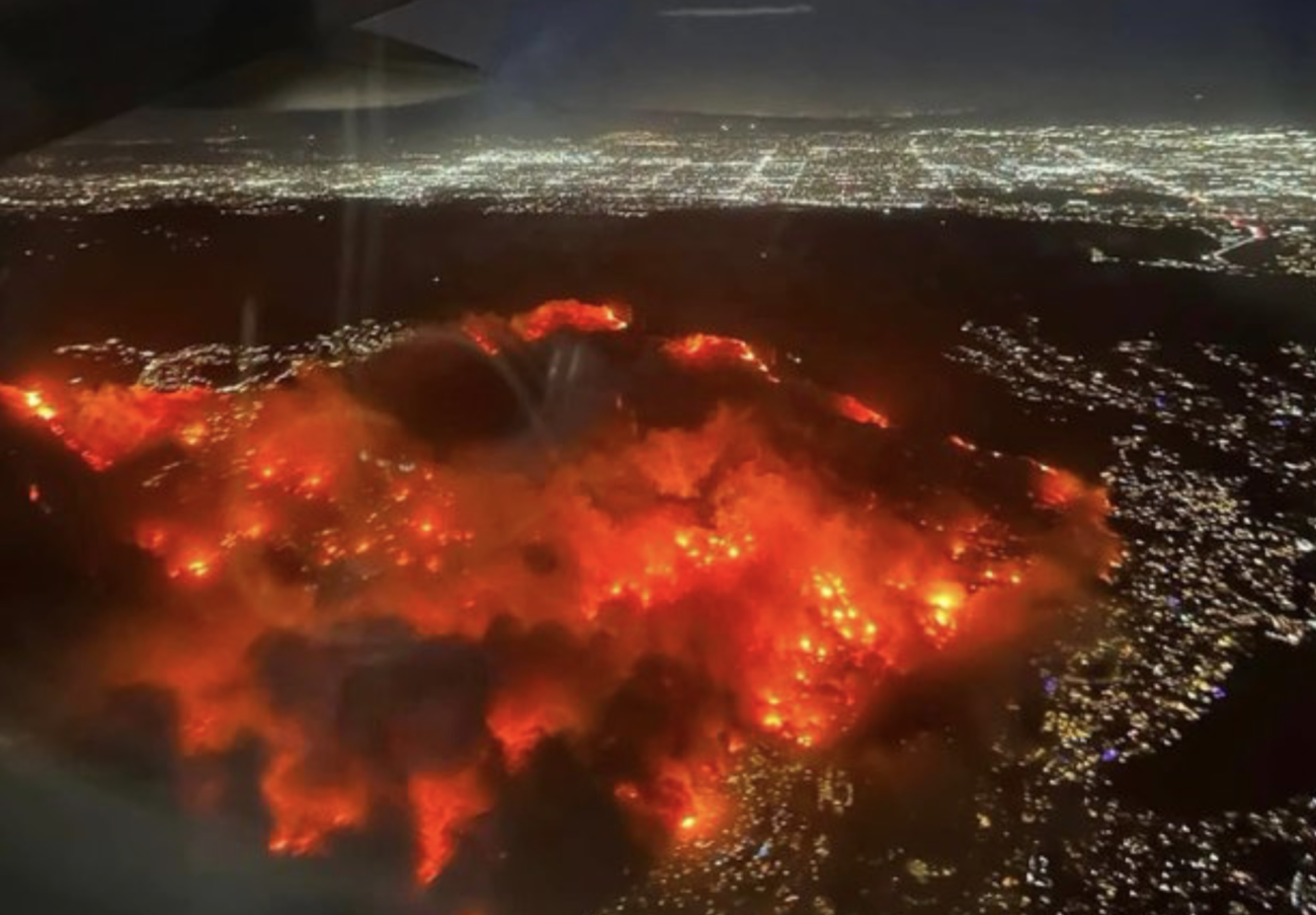 米ロサンゼルスの高級住宅街で大規模な山火事が発生　住民ら13万人以上に避難命令　住宅1万3000棟が被害を受ける恐れ　既に5人死亡