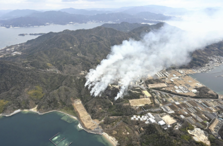 広島県江田島市で山火事　20台以上の消防車やヘリが消火活動するも延焼中　自衛隊の爆破訓練中に火が燃え移ったか