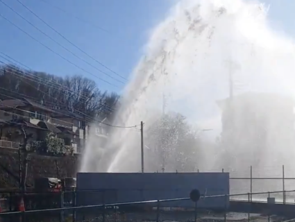 埼玉県所沢市で水道管が破裂、周辺の道路が冠水　相次ぐ水道管事故に「民間企業への委託を進める意図があるのではないか」と疑う声が広がる