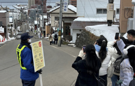 日本各地で外国人観光客の迷惑行為が相次ぐ　新幹線の乗降口をスーツケースで塞ぐ、スーツケースの車輪を畳の上で転がす、線路に立ち入り電車と接触死亡事故など