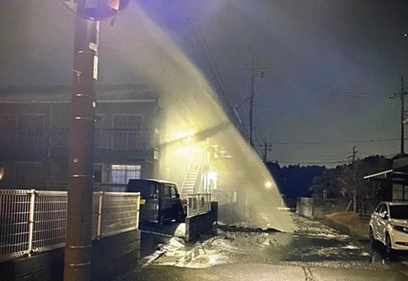 【千葉県大網白里市】住宅地で道路が陥没　破損した水道管から大量の水が噴出　全国で進むインフラ老朽化