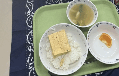 港区の小学校の給食が酷すぎると話題に「残飯にしか見えない」「刑務所よりひどい」