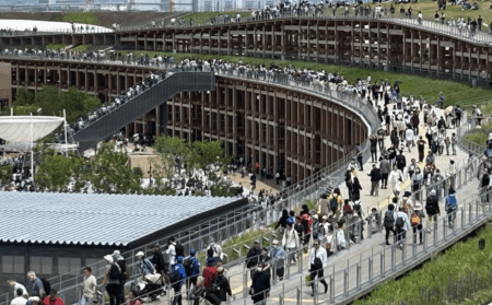 【物議】吉村知事、大阪万博の大屋根リングの上で盆踊りを計画、7000人の参加者を募集　参加者がユスリカまみれになると懸念の声