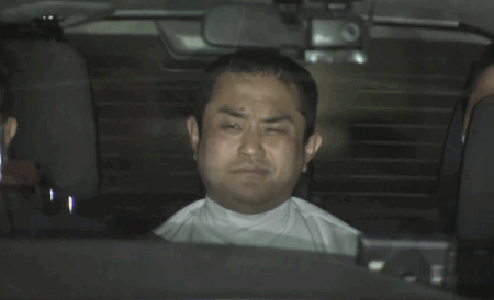 【茶番の疑い】東京メトロ・東大前駅で男が中華包丁で客を切りつけるも、包丁に血痕は付着せず、床に落ちた血液も変色せず、タイミングよく『テレ朝カメラマン』が現場を撮影