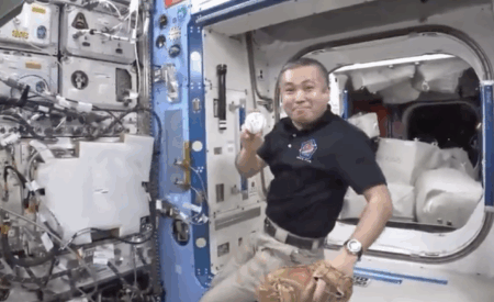 【100兆円の宇宙ビジネスに危機】宇宙飛行士・若田光一、宇宙空間で1人野球する動画がXで拡散　無重力設定を忘れ、普通にバットを拾い、置く様子が映される