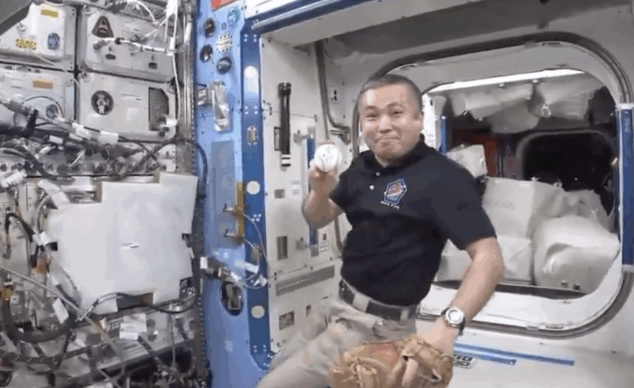 【100兆円の宇宙ビジネスに危機】宇宙飛行士・若田光一、宇宙空間で1人野球する動画がXで拡散 無重力設定を忘れ、普通にバットを拾い、置く様子が映される