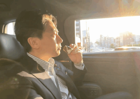【小泉進次郎】公用車でおにぎりを食べる動画をXに投稿して庶民派アピール　国民「色々とズレてる部分は健在だな」