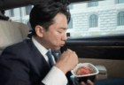 【小泉進次郎】牛丼を食べる姿をXやインスタグラムに投稿し、批判殺到「もう、アピール見え見えが嫌」「ほんと自民は選挙前だけ庶民ぶりますよね」