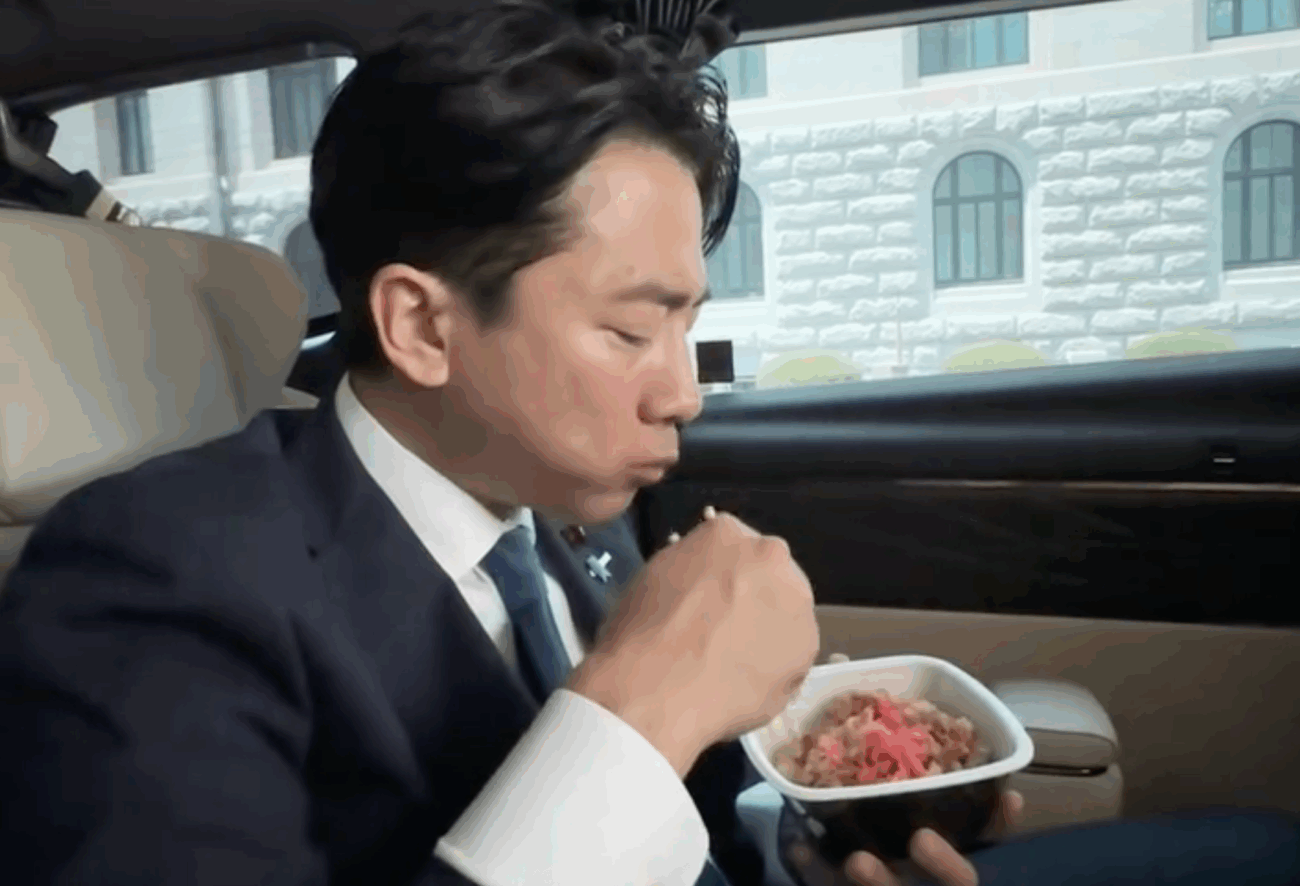 【小泉進次郎】牛丼を食べる姿をXやインスタグラムに投稿し、批判殺到「もう、アピール見え見えが嫌」「ほんと自民は選挙前だけ庶民ぶりますよね」