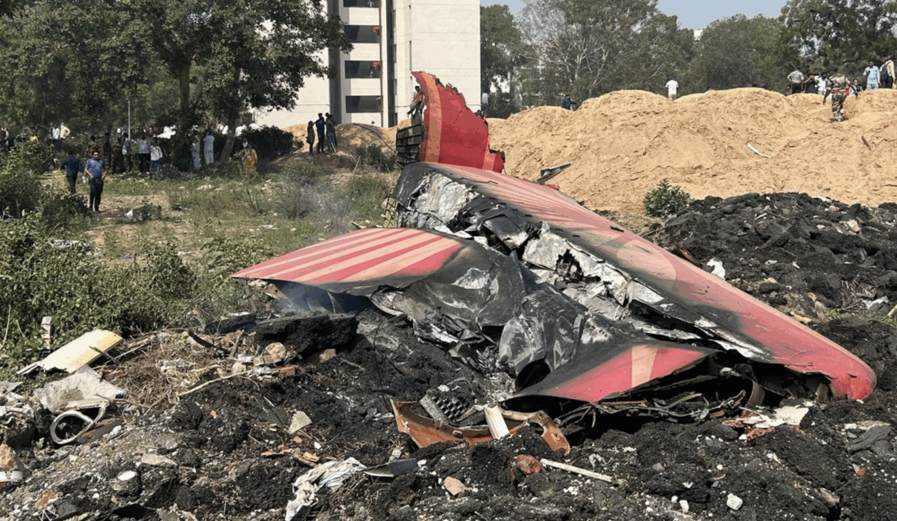 インド西部でボーイング旅客機が墜落 地上にいた人々も巻き込まれ290人超が死亡 生存確認された乗客は1名のみ