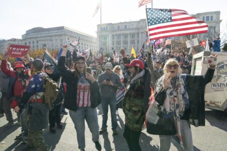【トランプ大統領】治安悪化を理由に緊急事態を宣言し、首都ワシントンに800人の州兵を派遣　1000人以上が抗議デモ「民主主義の破壊だ」「私たちの街を軍隊に占領させるな」