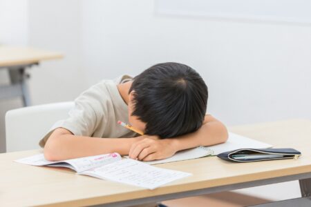 【子供たちに異変】朝起きたくても起きられず、疲れやすく、すぐに眠ってしまう『起立性調節障害』が急増　ワクチンとの因果関係も