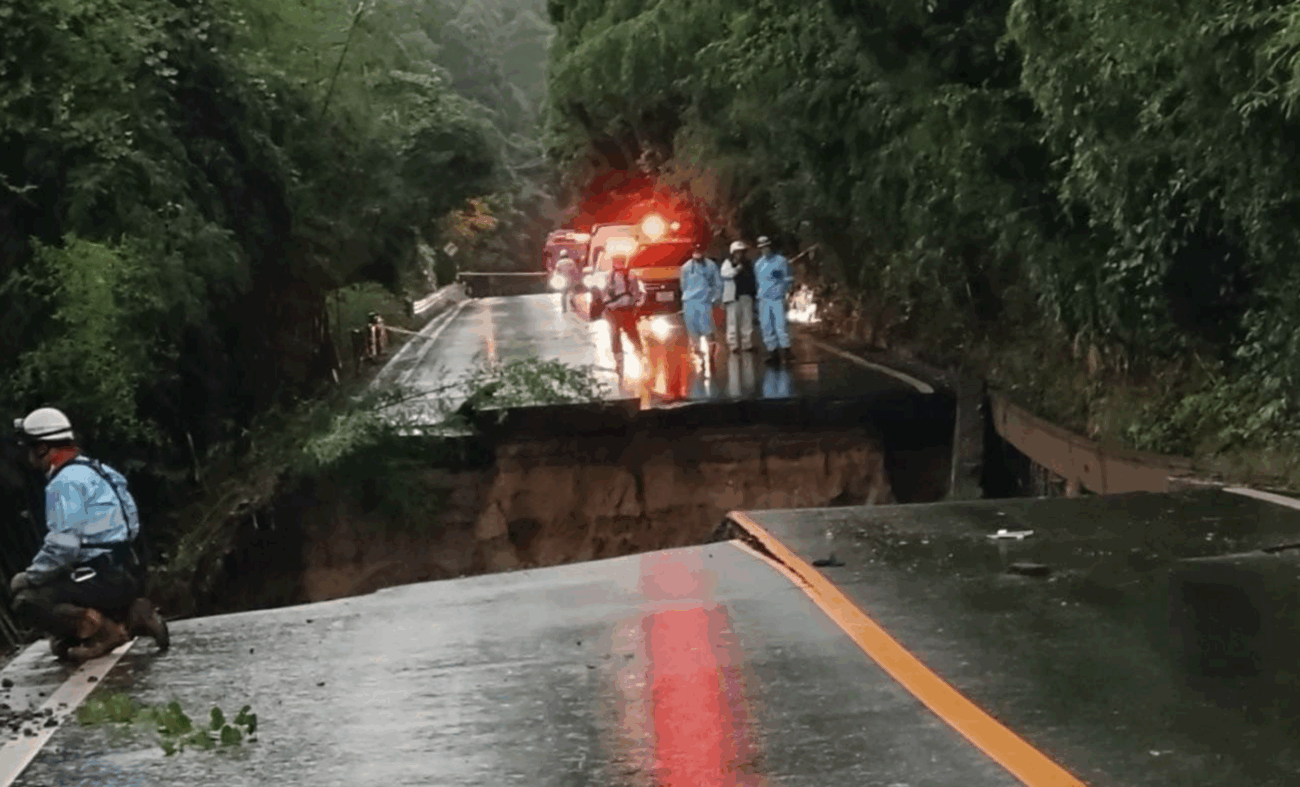 【能登】平年雨量の2倍を超える大雨 道路がいくつも陥没・寸断 車3台が20〜30メートル下の斜面に転落する事故も