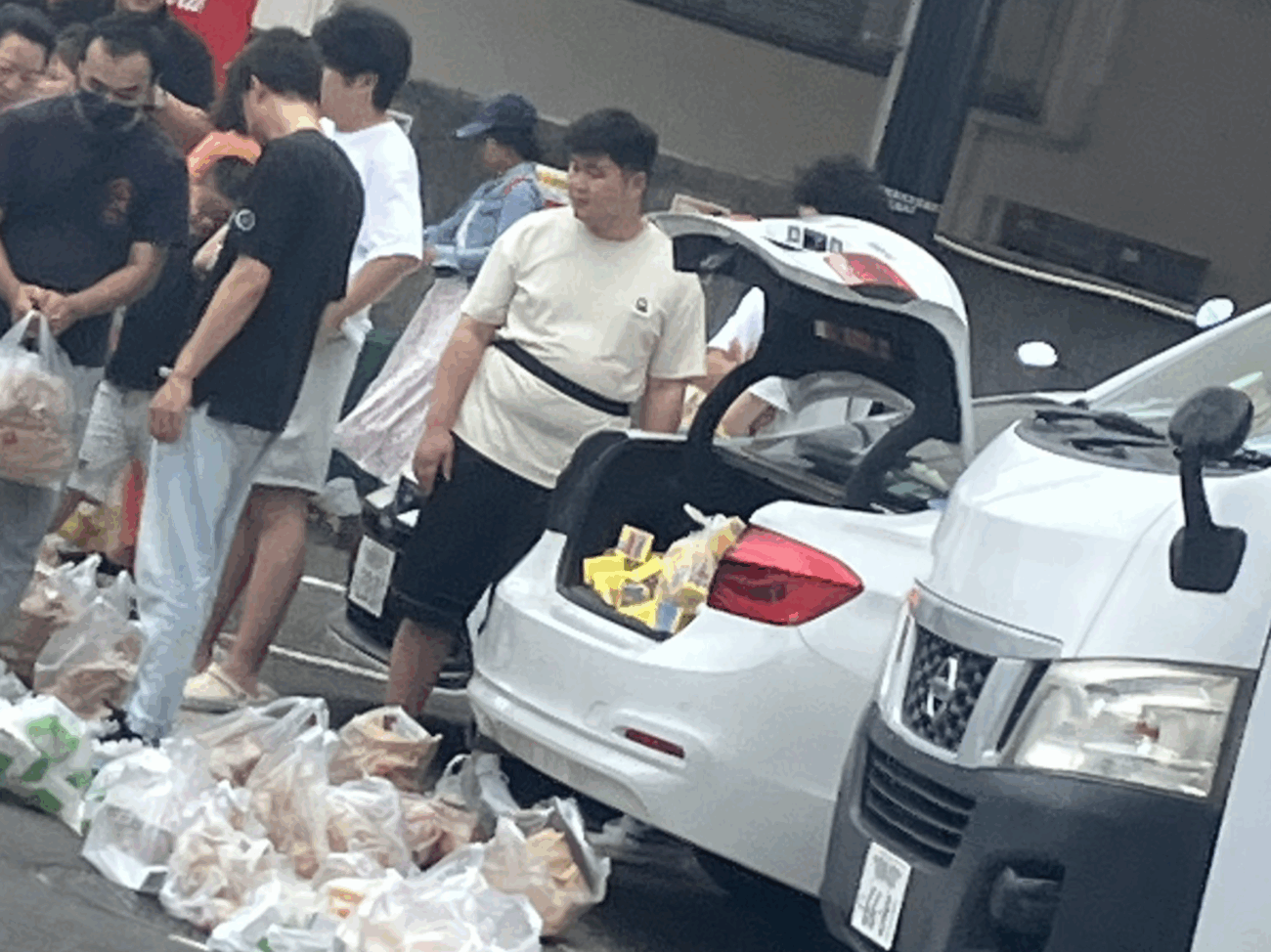 【岸田の宝】中国人とベトナム人の転売ヤー、全国のマクドナルドでポケモンのハッピーセットを買い占めて炎上 日本マクドナルドの社長はトーマス・コウという中国人