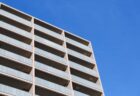 家賃2.5倍になった板橋区のマンション、中国人オーナーが共用部分の電気料金の支払いを拒否　共用部分は真っ暗、テレビも映らず