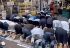 【新宿区新大久保】イスラム教徒らが路上でひざまづき、礼拝している動画がXで拡散され物議