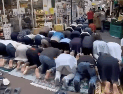 【新宿区新大久保】イスラム教徒らが路上でひざまづき、礼拝している動画がXで拡散され物議