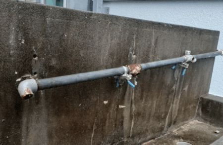 【治安悪化】北九州市の中学校で水道蛇口36個・シャワーヘッド6個が盗まれ、便器が破壊される事件が発生
