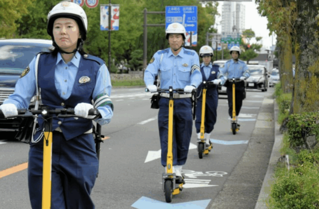 【大阪府警】警察官が電動キックボードに乗り、マナー向上への取り組みを実施 中国企業『YADEA』の広報活動ではないかと疑問視する声