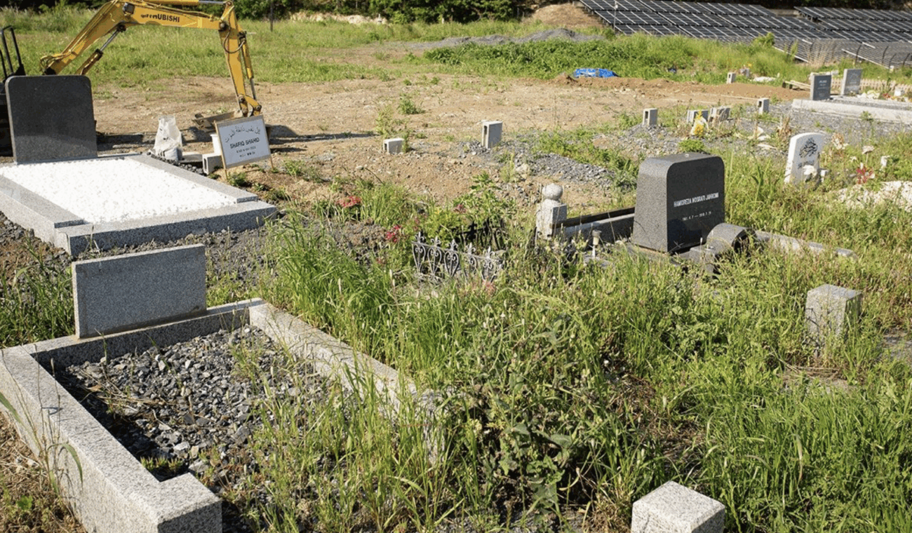 在日イスラム教徒、埼玉県の霊園で14体の遺体を重機で無断で土葬　警察が介入し「200万円を支払う」と念書を交わすも、1円も払うことなく行方不明に