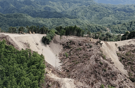【千葉県・鴨川市】メガソーラー建設予定地に大量の伐採した樹木が散乱　県は事業者に対して58回の行政指導　事業所はほぼ廃墟状態