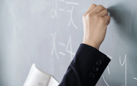 日本の教員の『1週間の勤務時間』、小学校52.1時間、中学校55.1時間　OECD加盟国の中で最長
