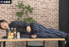 【YouTuber・スーツ】ReHacQ生配信に出演、机の上に寝そべるなどの奇行を繰り返し、視聴者から“統合失調症”を心配する声　過去に新型コロナの感染対策を呼びかける啓発活動