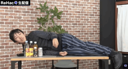 【YouTuber・スーツ】ReHacQ生配信に出演、机の上に寝そべるなどの奇行を繰り返し、視聴者から“統合失調症”を心配する声 過去に新型コロナの感染対策を呼びかける啓発活動