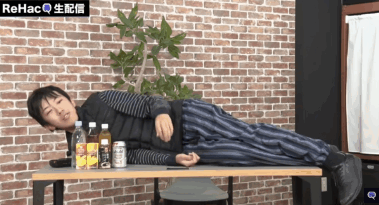 【YouTuber・スーツ】ReHacQ生配信に出演、机の上に寝そべるなどの奇行を繰り返し、視聴者から“統合失調症”を心配する声 過去に新型コロナの感染対策を呼びかける啓発活動