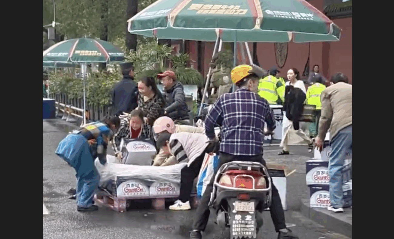 【中国・四川省】マラソン大会の補給所に市民が殺到、ランナー用の補給食やミネラルウォーターを勝手に持ち去るトラブル「これは単なる道徳の問題ではなく、社会構造の崩壊を映し出している」